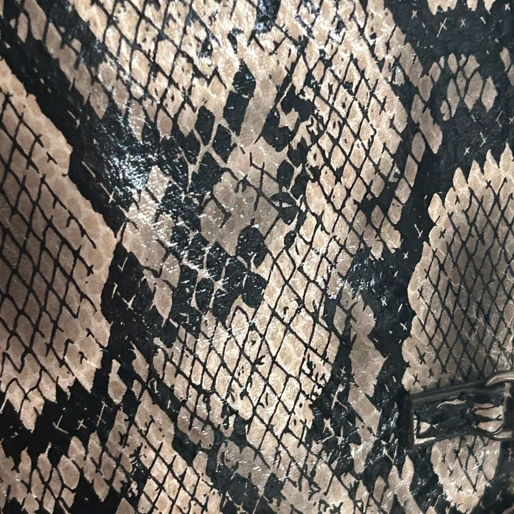 Nine West Snake Skin Crossbody exotic textured Black Beige 9”x6” Clutch chain - Picture 9 of 13